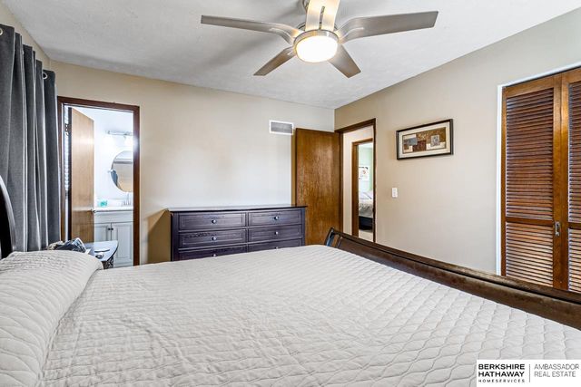 705 Hogan Drive, Papillion, NE 68046