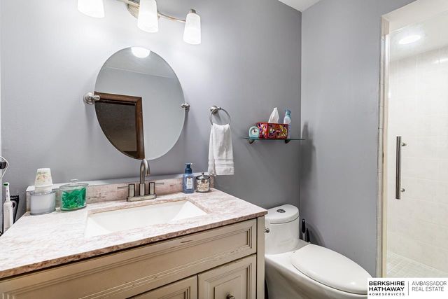 705 Hogan Drive, Papillion, NE 68046