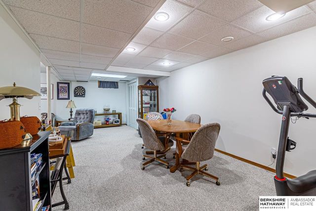 705 Hogan Drive, Papillion, NE 68046