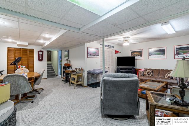 705 Hogan Drive, Papillion, NE 68046