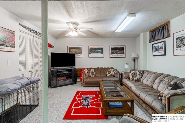 705 Hogan Drive, Papillion, NE 68046