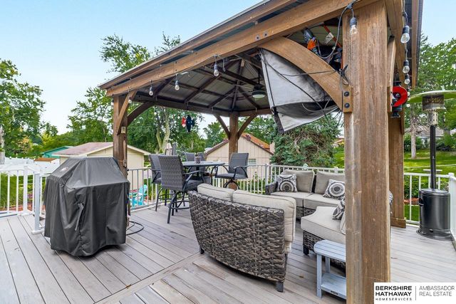 705 Hogan Drive, Papillion, NE 68046