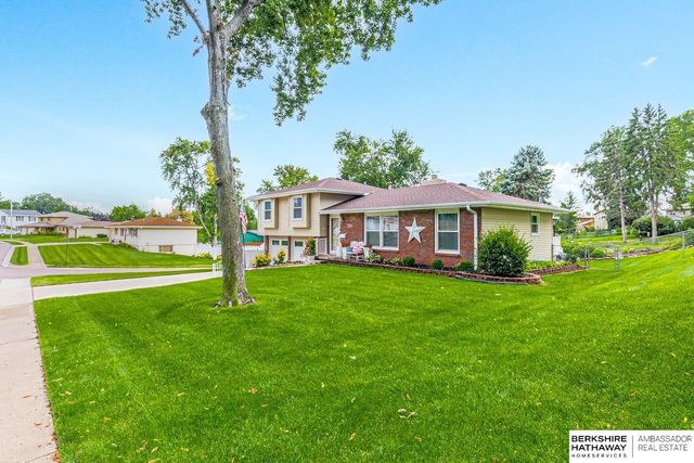 705 Hogan Drive, Papillion, NE 68046