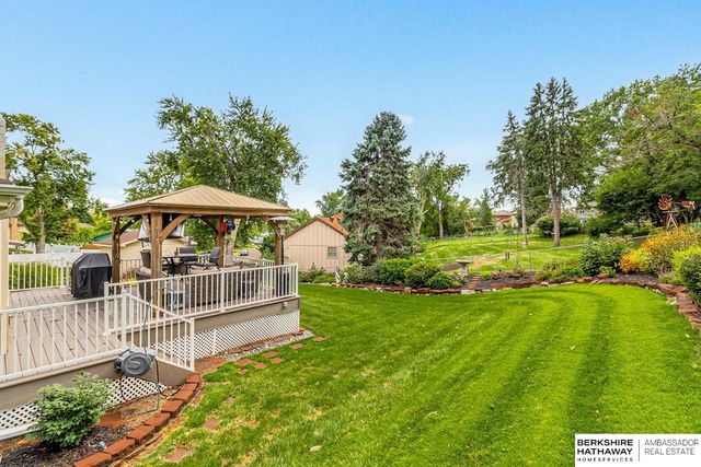 705 Hogan Drive, Papillion, NE 68046