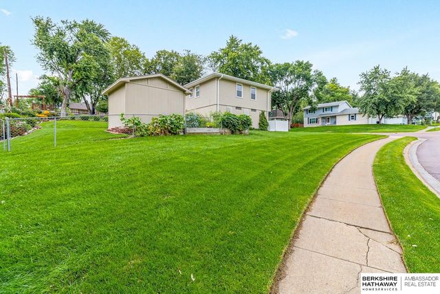 705 Hogan Drive, Papillion, NE 68046