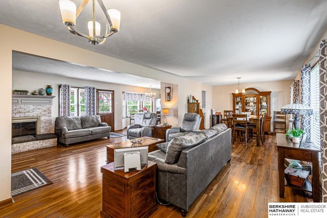 705 Hogan Drive, Papillion, NE 68046