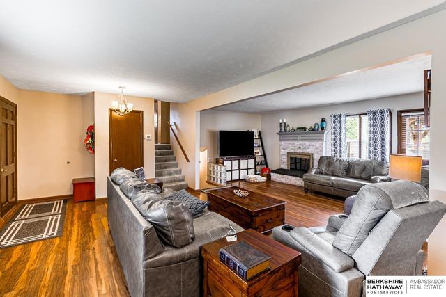 705 Hogan Drive, Papillion, NE 68046