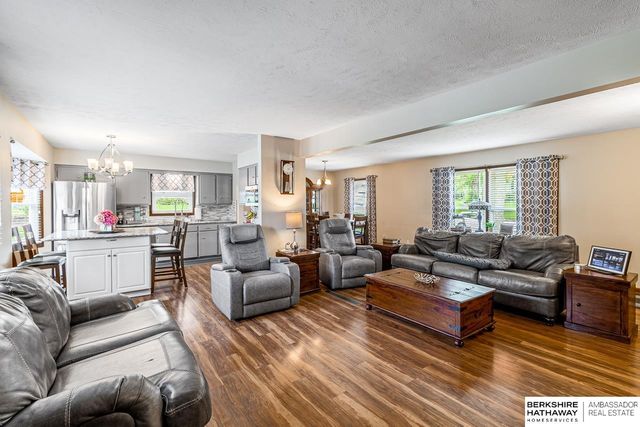 705 Hogan Drive, Papillion, NE 68046