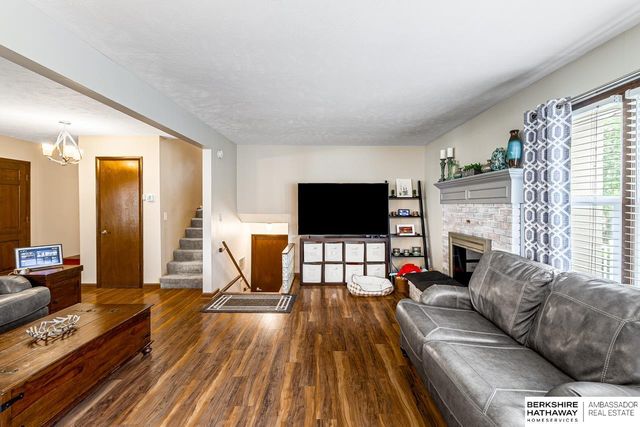 705 Hogan Drive, Papillion, NE 68046