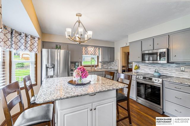 705 Hogan Drive, Papillion, NE 68046