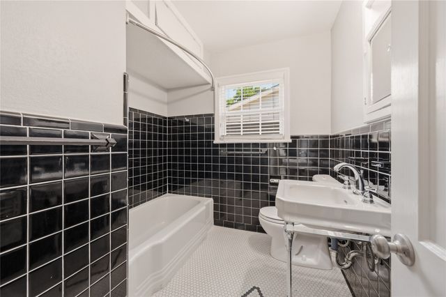 4424 Calmont Avenue, Fort Worth, TX 76107