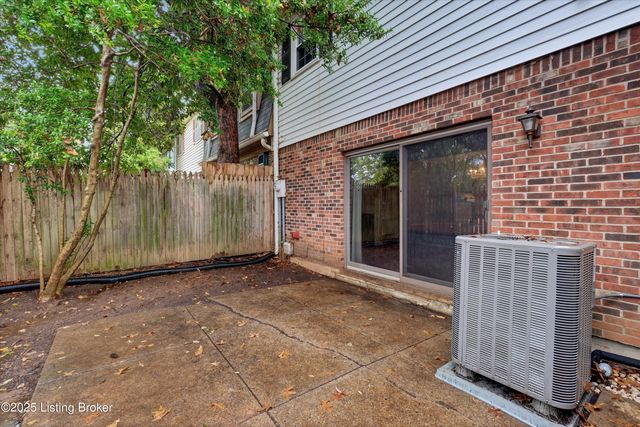 1208 Dalmally Ct, Louisville, KY 40222