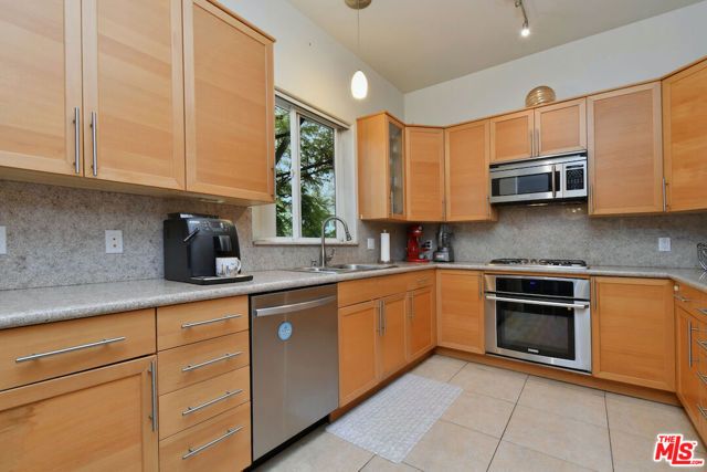 14315 Magnolia Boulevard 101, Sherman Oaks, CA 91423