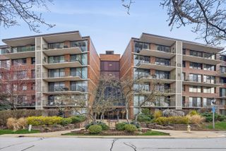 2 S ATRIUM Way 603, Elmhurst, IL 60126