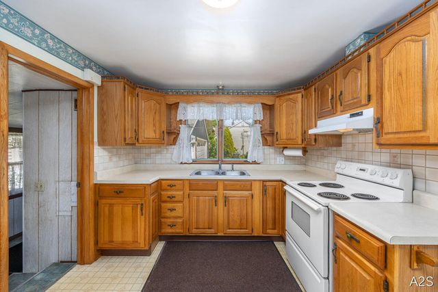711 Riley Street, Park Twp, MI 49424