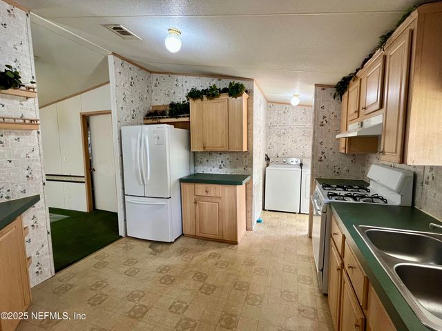 241 ST JOHNS Avenue, Satsuma, FL 32189