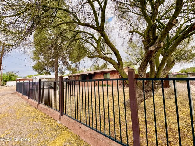 6060 E 2nd Street, Tucson, AZ 85711