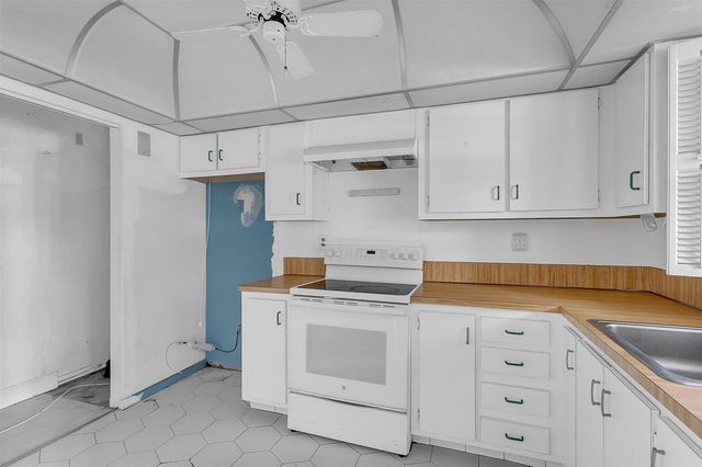 5860 NW 44th Street 111, Lauderhill, FL 33319