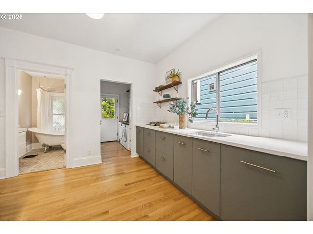 3218 S WATER Ave, Portland, OR 97239