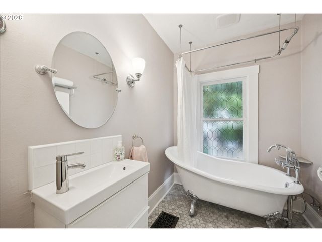 3218 S WATER Ave, Portland, OR 97239