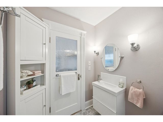 3218 S WATER Ave, Portland, OR 97239