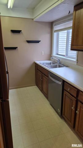 6831 N FROSTWOOD Parkway, Peoria, IL 61615