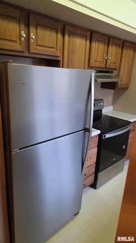 6831 N FROSTWOOD Parkway, Peoria, IL 61615