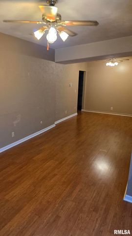 6831 N FROSTWOOD Parkway, Peoria, IL 61615