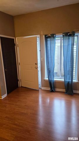 6831 N FROSTWOOD Parkway, Peoria, IL 61615