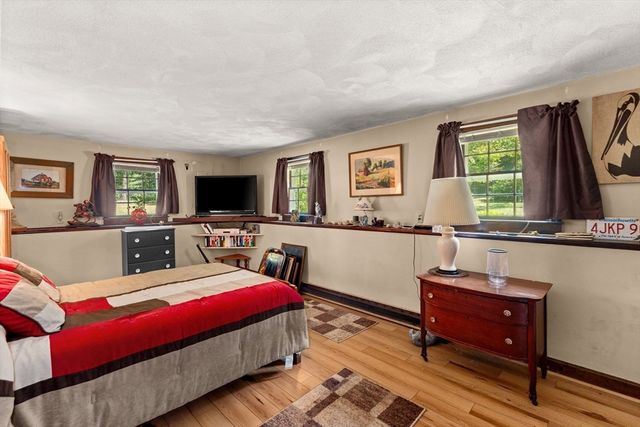88 Upland Rd, Plympton, MA 02367
