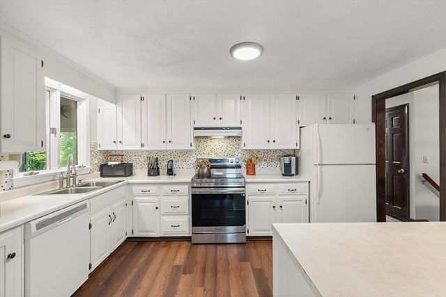 88 Upland Rd, Plympton, MA 02367