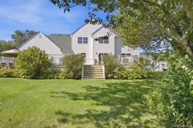 5 Old Neck Court, Manorville, NY 11949