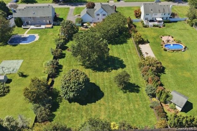 5 Old Neck Court, Manorville, NY 11949