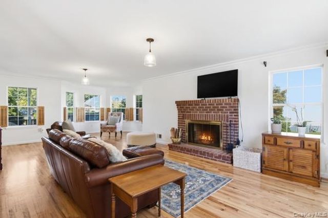 5 Old Neck Court, Manorville, NY 11949