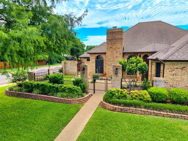 608 Gunnison Drive, Arlington, TX 76006