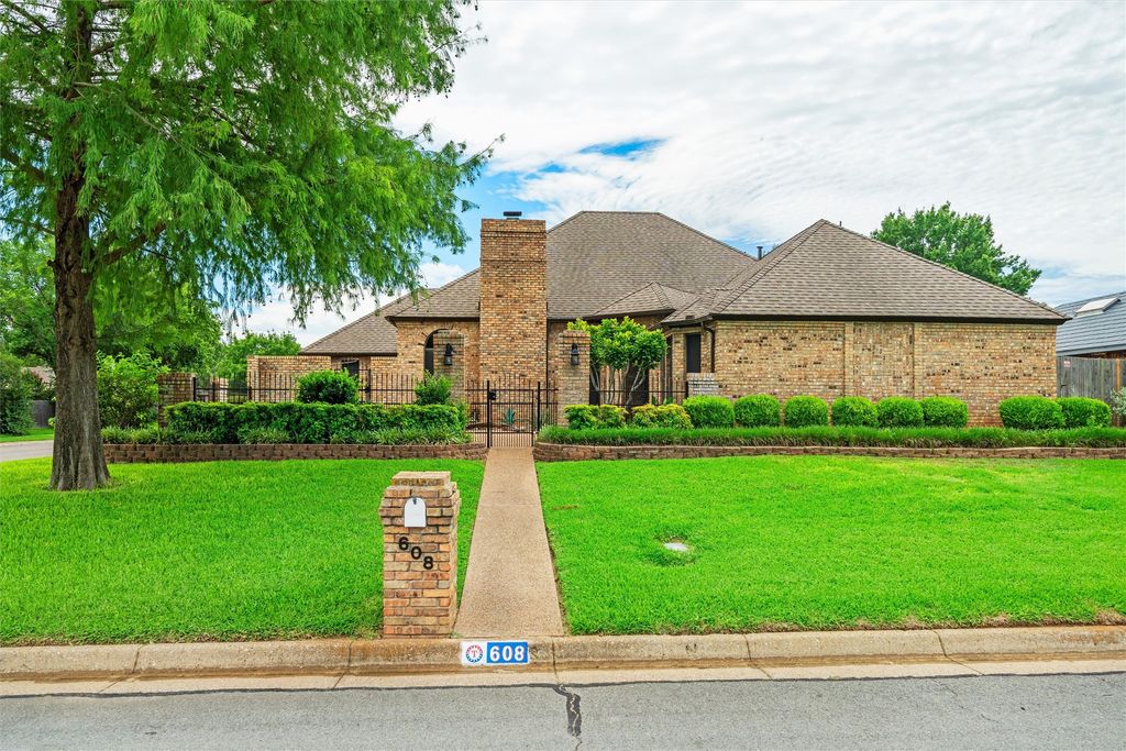 608 Gunnison Drive, Arlington, TX 76006