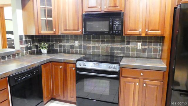 8051 Prestonwood Court, Flushing Charter Township, MI 48433