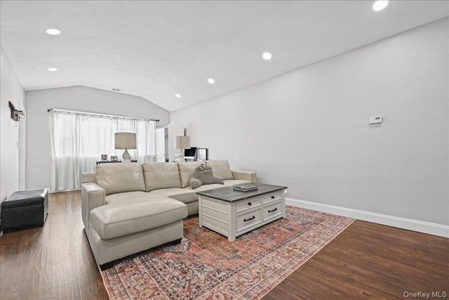 865 N Broadway, Massapequa, NY 11758