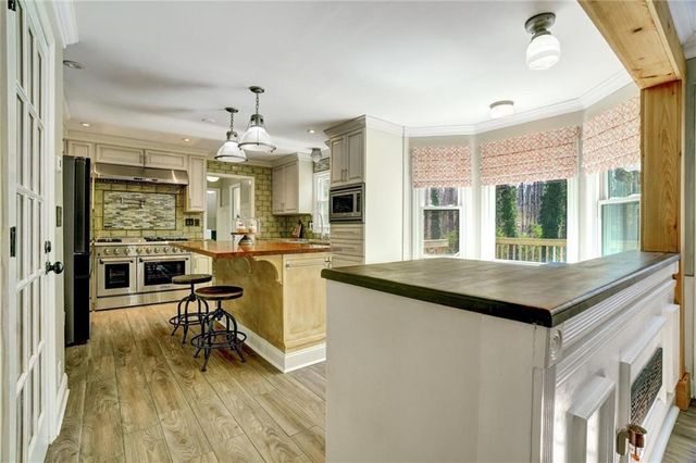 1033 Knotts Pointe Drive, Woodstock, GA 30188