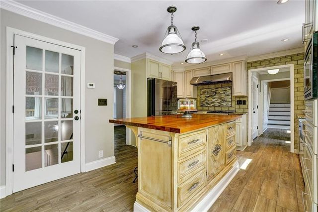 1033 Knotts Pointe Drive, Woodstock, GA 30188