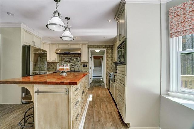 1033 Knotts Pointe Drive, Woodstock, GA 30188