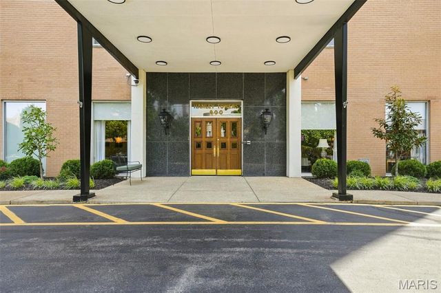 900 S Hanley Road 1D, Clayton, MO 63105