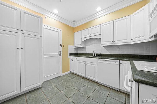 900 S Hanley Road 1D, Clayton, MO 63105