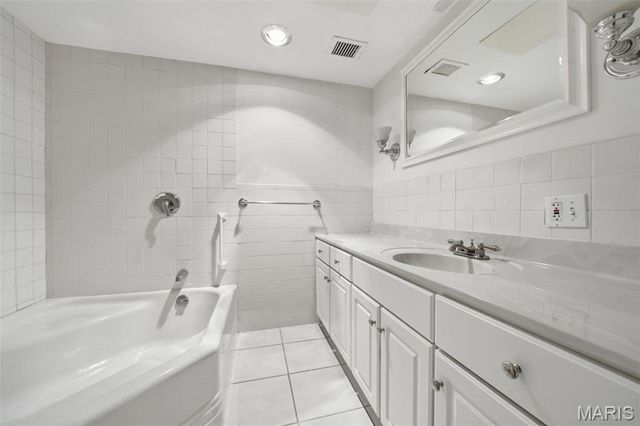900 S Hanley Road 1D, Clayton, MO 63105
