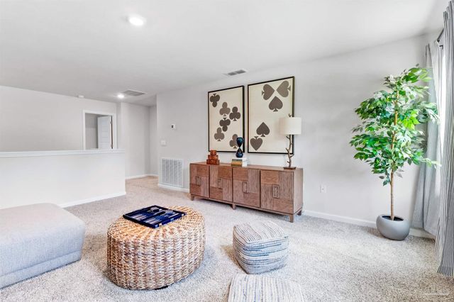 8653 Russellcross Blvd, Pensacola, FL 32507