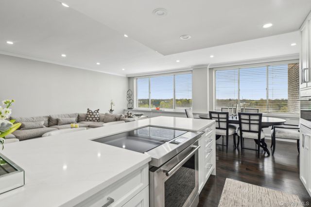 100 Hilton Avenue 901, Garden City, NY 11530