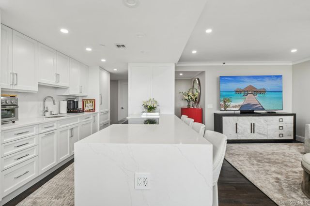 100 Hilton Avenue 901, Garden City, NY 11530