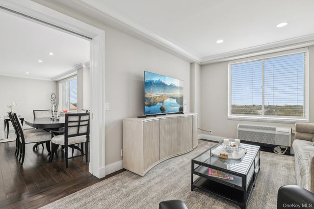 100 Hilton Avenue 901, Garden City, NY 11530