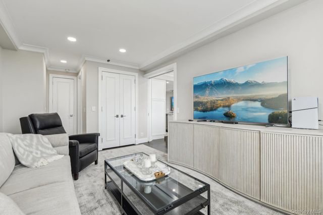 100 Hilton Avenue 901, Garden City, NY 11530