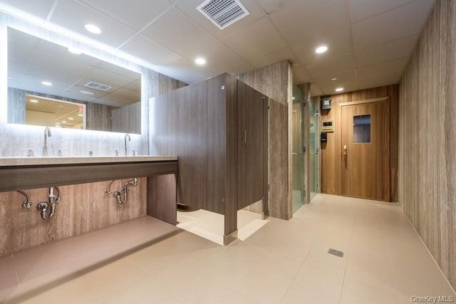 100 Hilton Avenue 901, Garden City, NY 11530